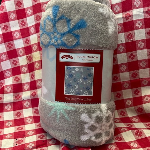 NWT Holiday Time Snowflake Plush Throw - Picture 1 of 4